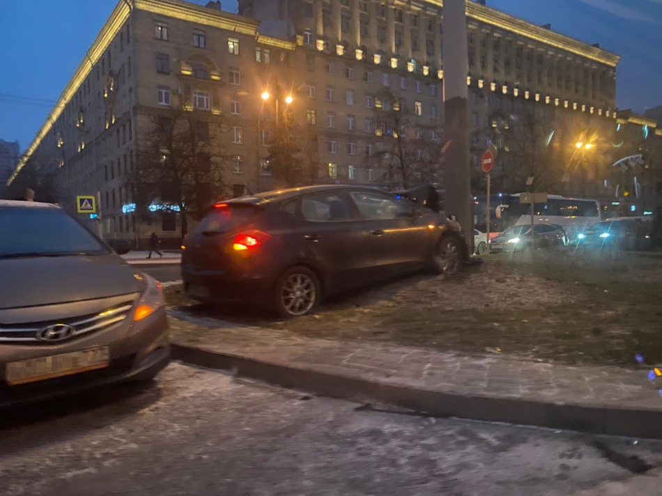 Каршеринг отправил иномарку в столб на Московском проспекте