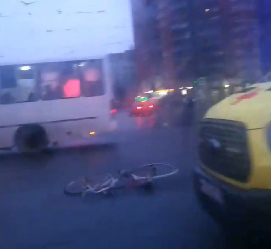 Авария с велосипедистом в санкт петербурге. В Питере сбили велосипедиста. СПБ Вольво сбил велосипедиста. ДТП С велосипедом в Санкт Петербурге.