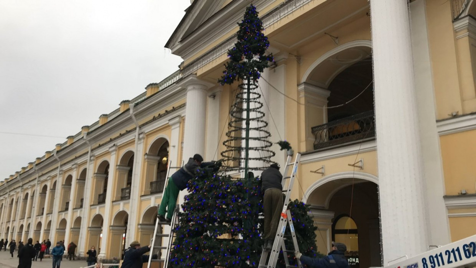 У Гостиного двора появилась новогодняя елка