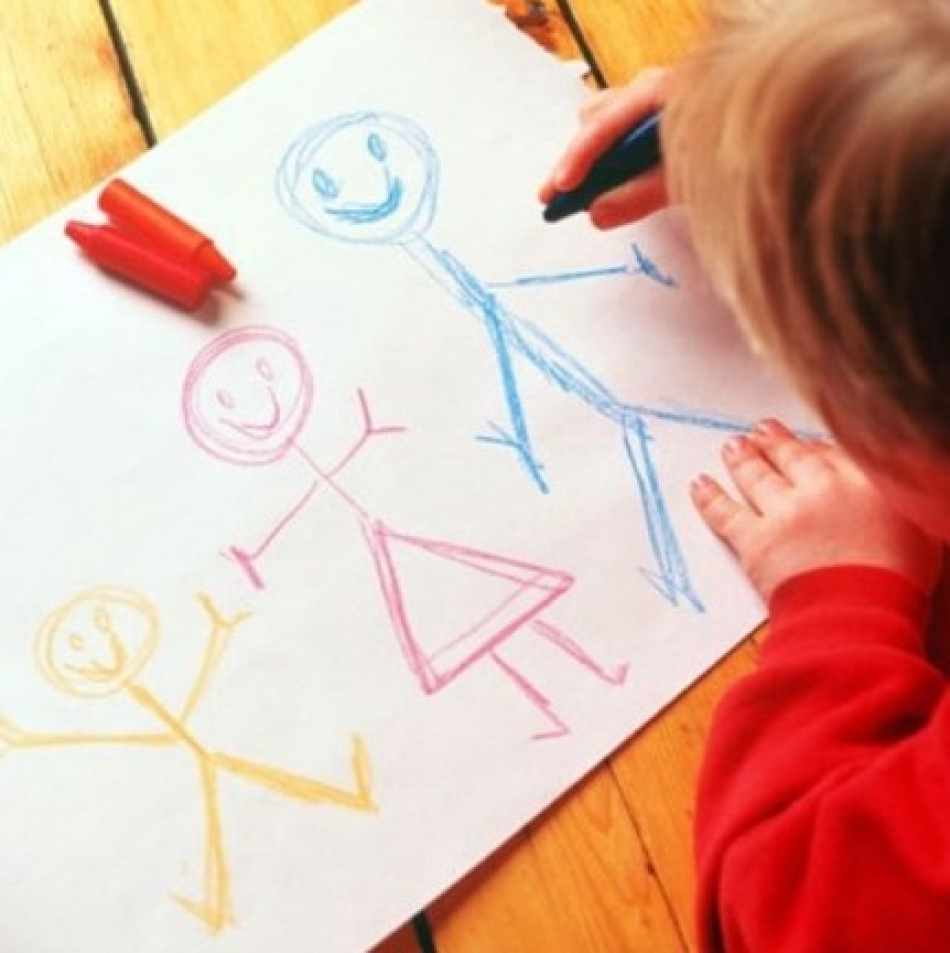 Ребенок любит писать. Рисуем с детьми. Дети рисуют на бумаге. Что порисовать с детьми. Рисуем человека с детьми.
