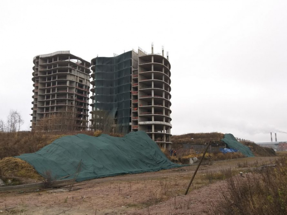 В Невском районе к приезду Путина часть опасного золоотвала прикрыли маскировочной сеткой