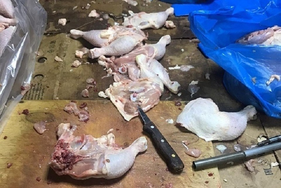 В Приморском районе полицейские прикрыли подпольный цех для разделки курицы на шаверму