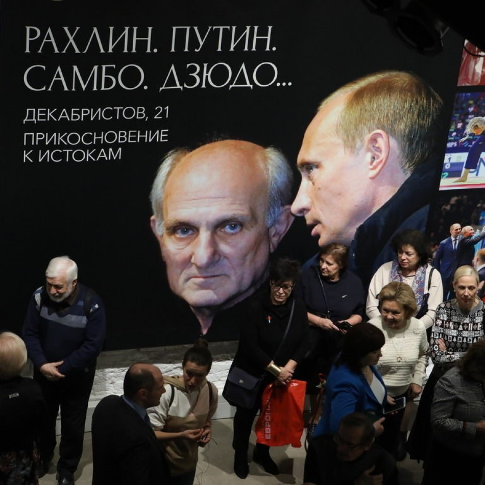 В Юсуповском дворце работает фотовыставка "Рахлин. Путин. Самбо. Дзюдо. Декабристов, 21. Прикосновение к истокам"