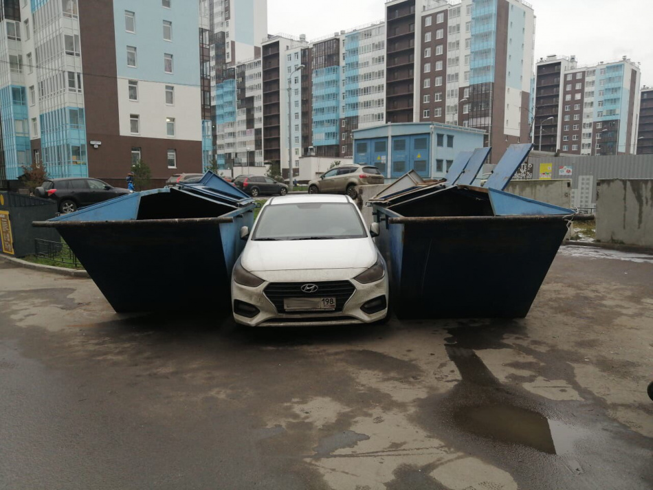 На Комендантском водитель мусоровоза проучил «мастера парковки»