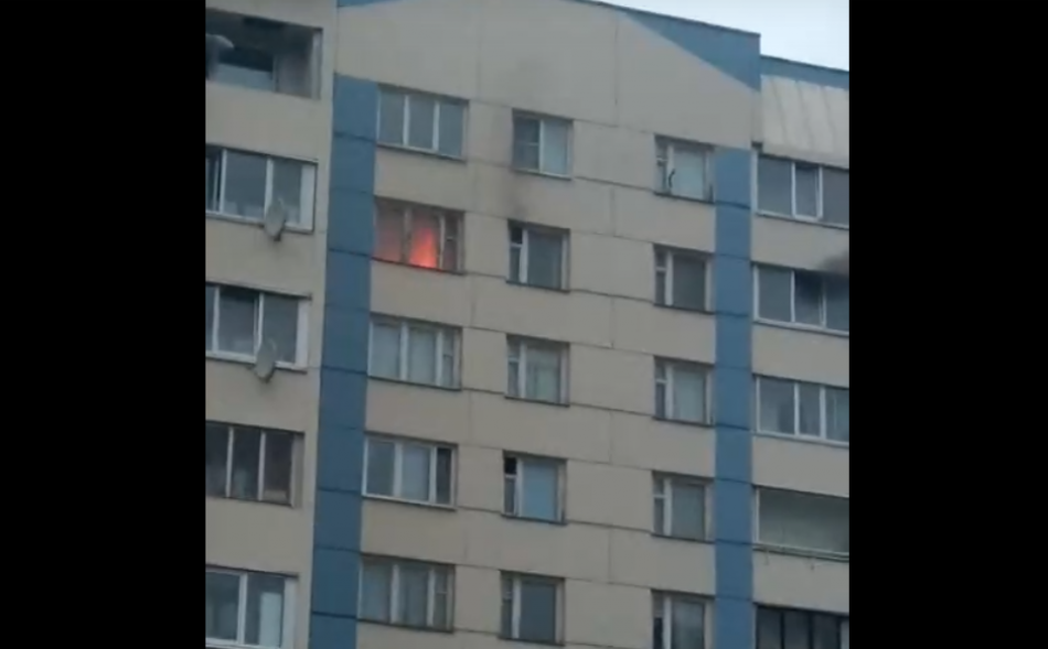Два человека пострадали при пожаре на севере Петербурга