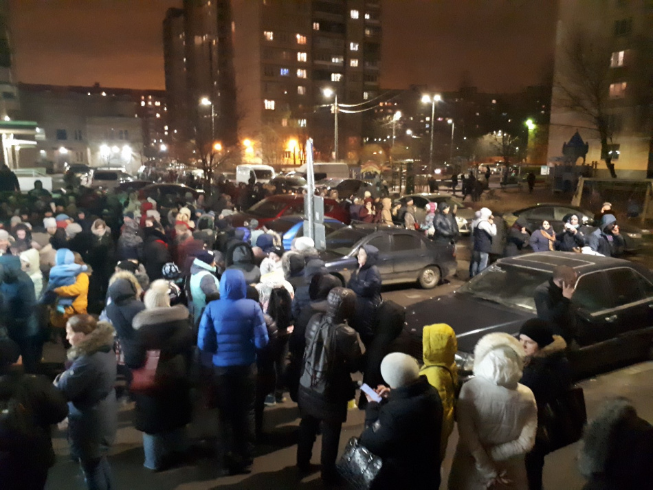 Жители Пороховых штурмовали муниципалитет ради бесплатных билетов на елку