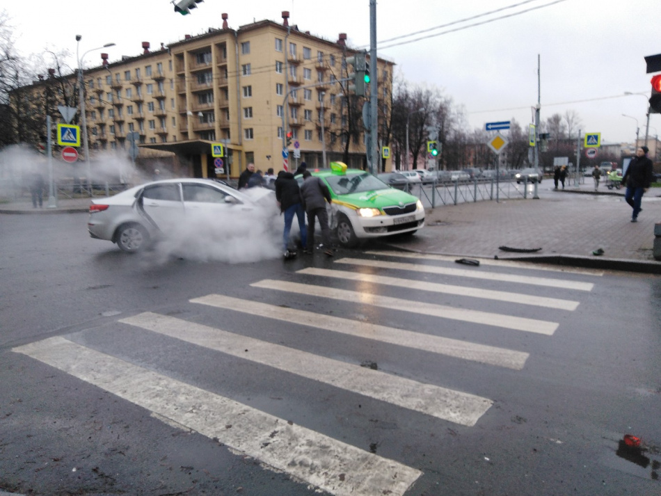 Легковушка протаранила такси в Петербурге