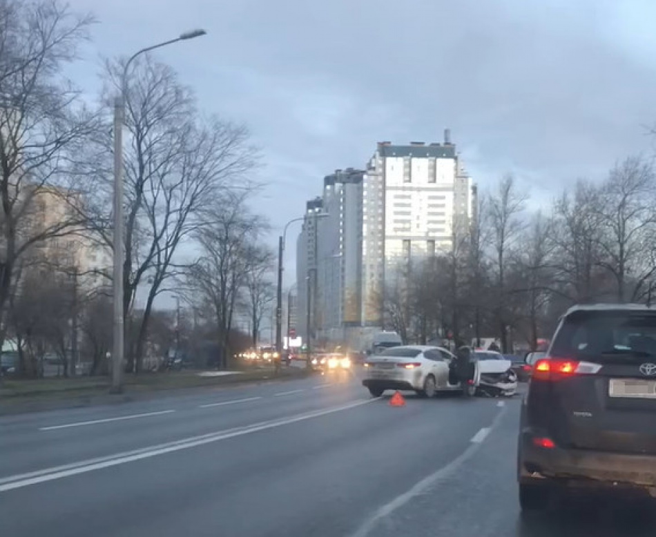 Спящий таксист устроил лобовое ДТП на юго-западе Петербурга