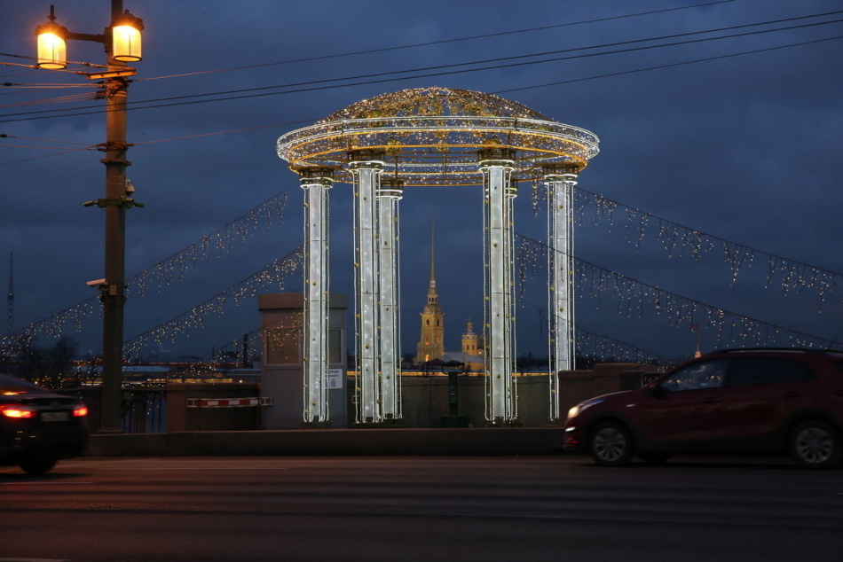 Новогодняя подсветка заработала на 17 мостах Петербурга