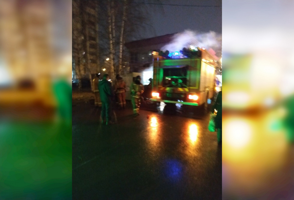 На Просвещения загорелся пункт приема вещей для нуждающихся