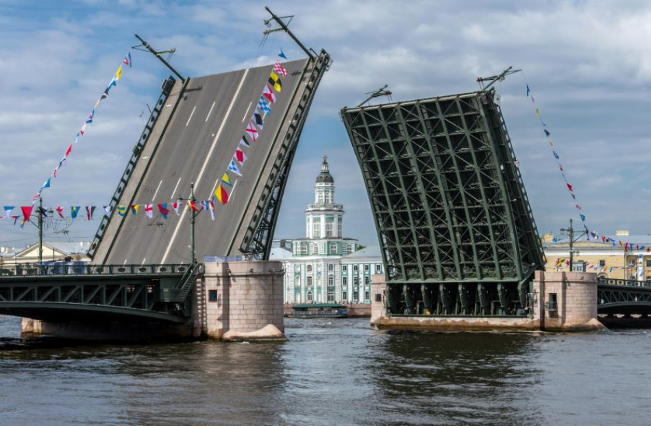 В «Мостотресте» рассказали, почему на Дворцовом мосту нет пышной архитектурной отделки