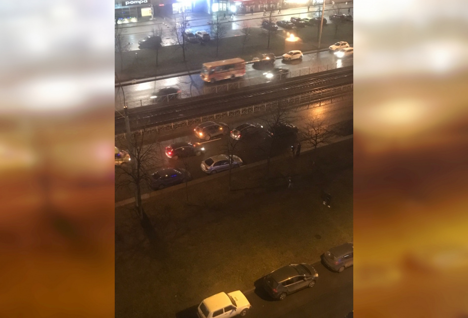 Столкновение Ford и KIA спровоцировало пробку из автобусов на проспекте Энгельса