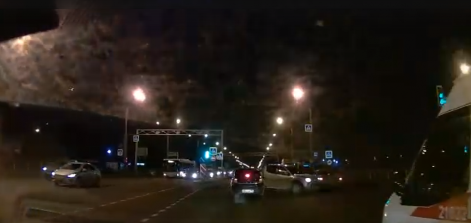 Пикап Mitsubishi пытался проскочить между машинами во Всеволожске, но спровоцировал аварию
