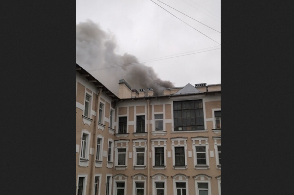 Из охваченного огнем старинного дома на Петроградке спасли женщину