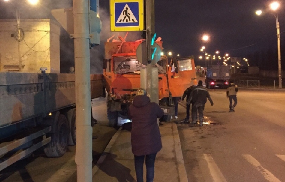 Два грузовика столкнулись на Митрофаньевском шоссе в Петербурге