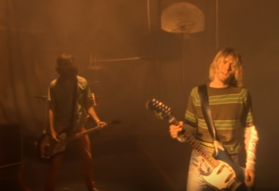 Nirvana like teen spirit. Kurt Cobain smells like teen Spirit. Курт Кобейн smells like. Smells like teen Spirit клип. Курт Кобейн в клипе smells like teen Spirit.