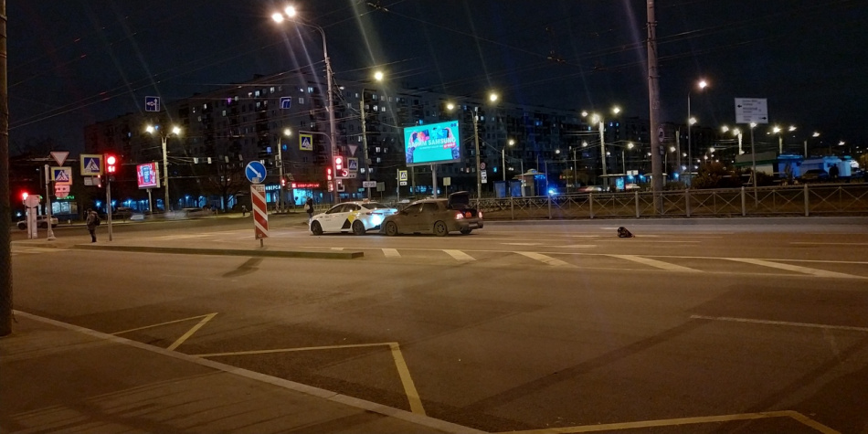 Легковушка врезалась в «Яндекс.Такси» на перекрестке Типанова и проспекта Космонавтов