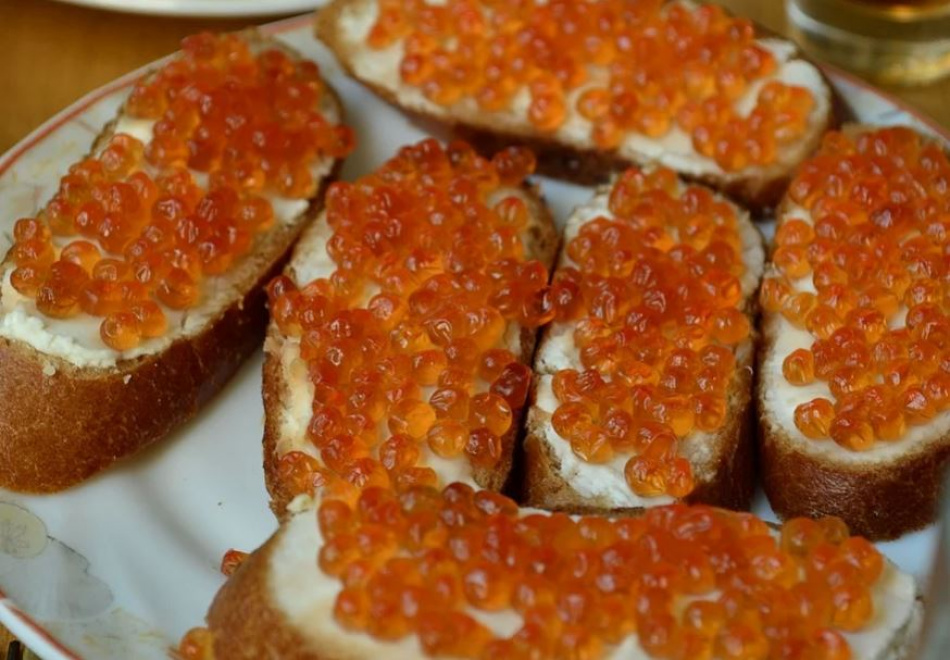 Не налегать на майонез и помнить про завтрак: петербуржцам рассказали о правилах новогоднего застолья