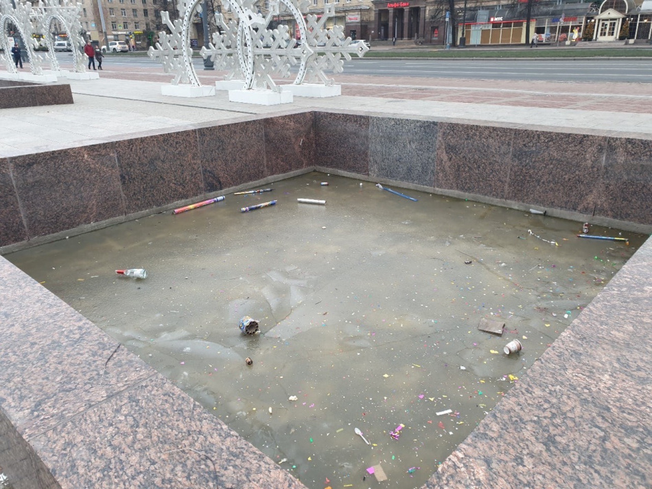 Петербуржцы пожаловались на неубранный новогодний мусор на Московской площади
