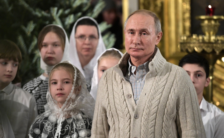 Путин уже в третий раз подряд встретил Рождество в Петербурге