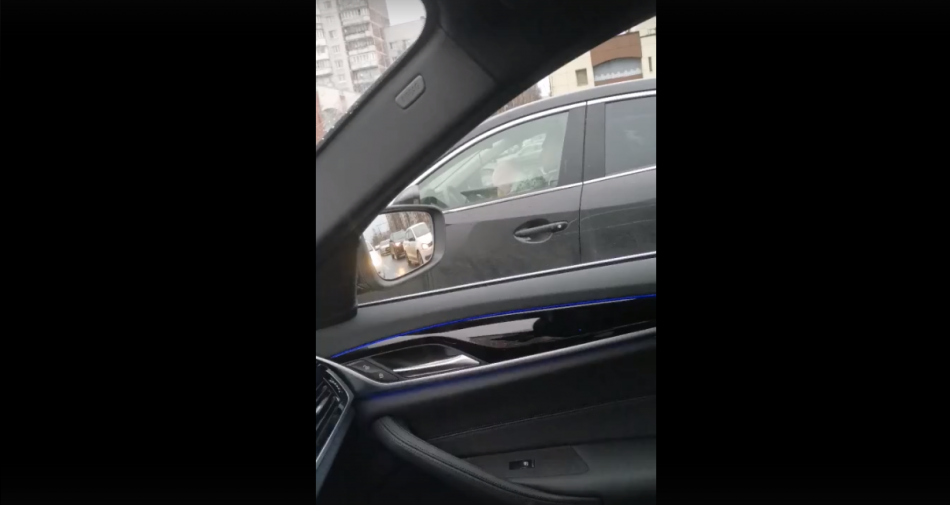 В Сети появилось видео, запечатлевшее младенца за рулем автомобиля в Петербурге