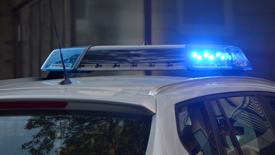 В Петербурге уходя от полицейских водитель Mercedes врезался в стену дома на Римского-Корсакова