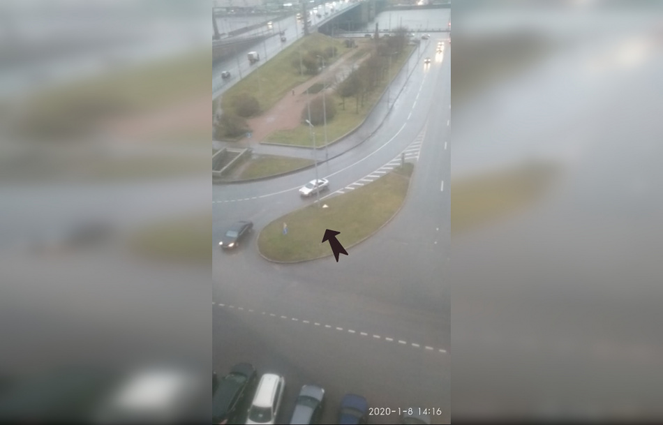 В Петербурге ветер повалил дорожные знаки