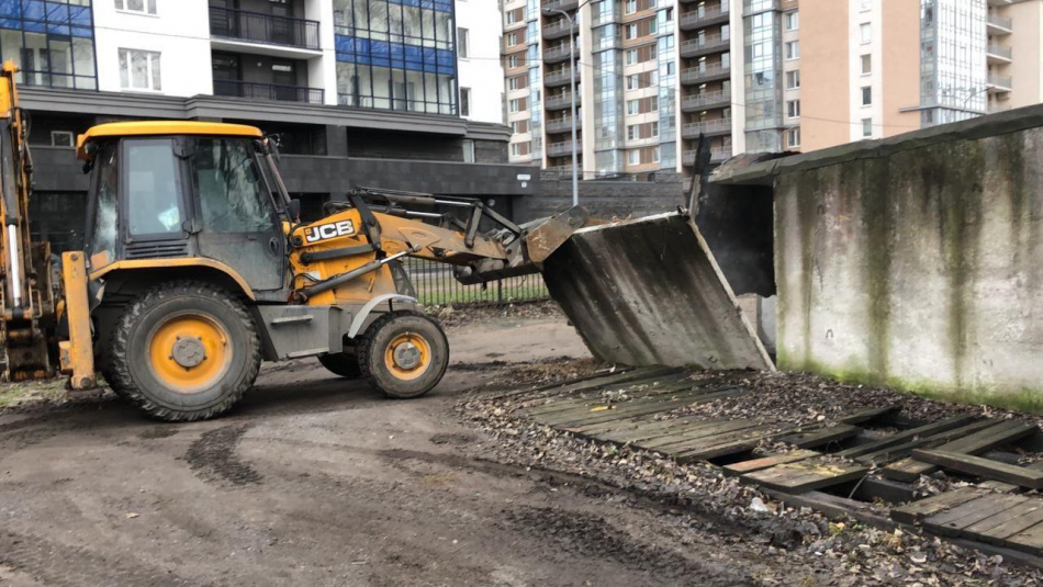 Незаконные гаражи массово сносят на Лабораторном проспекте