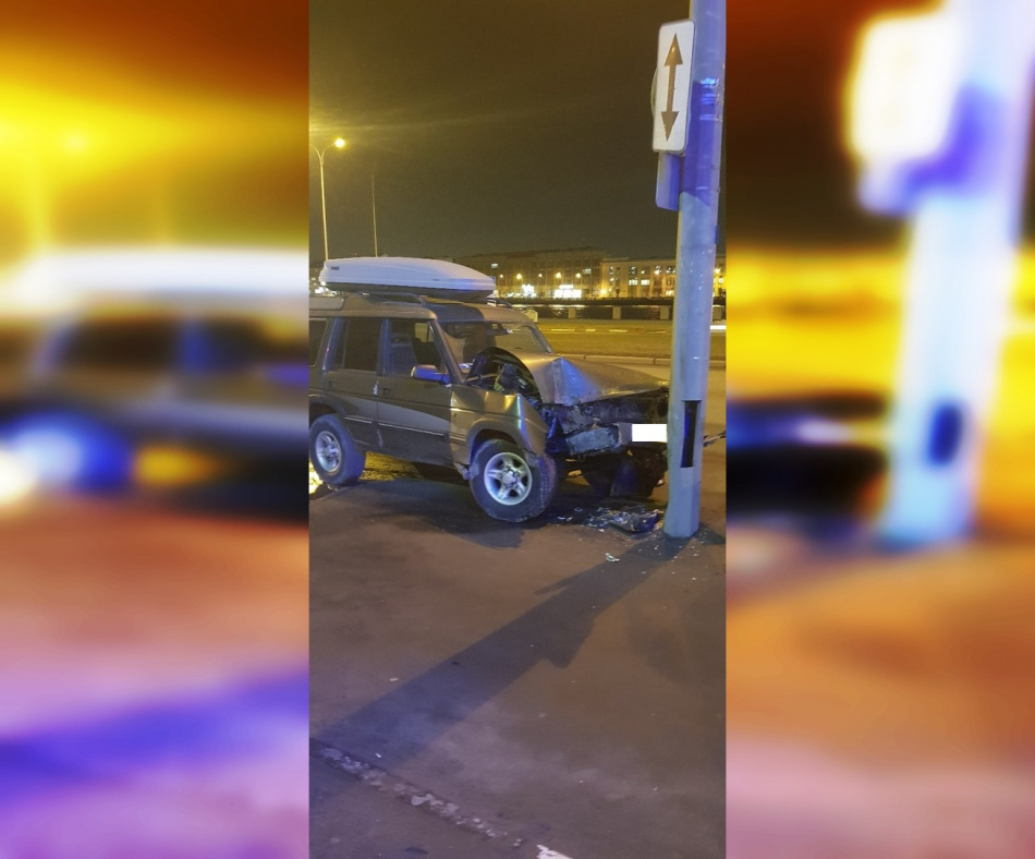 Автомобиль KIA вытолкнул внедорожник в столб на Выборгской набережной