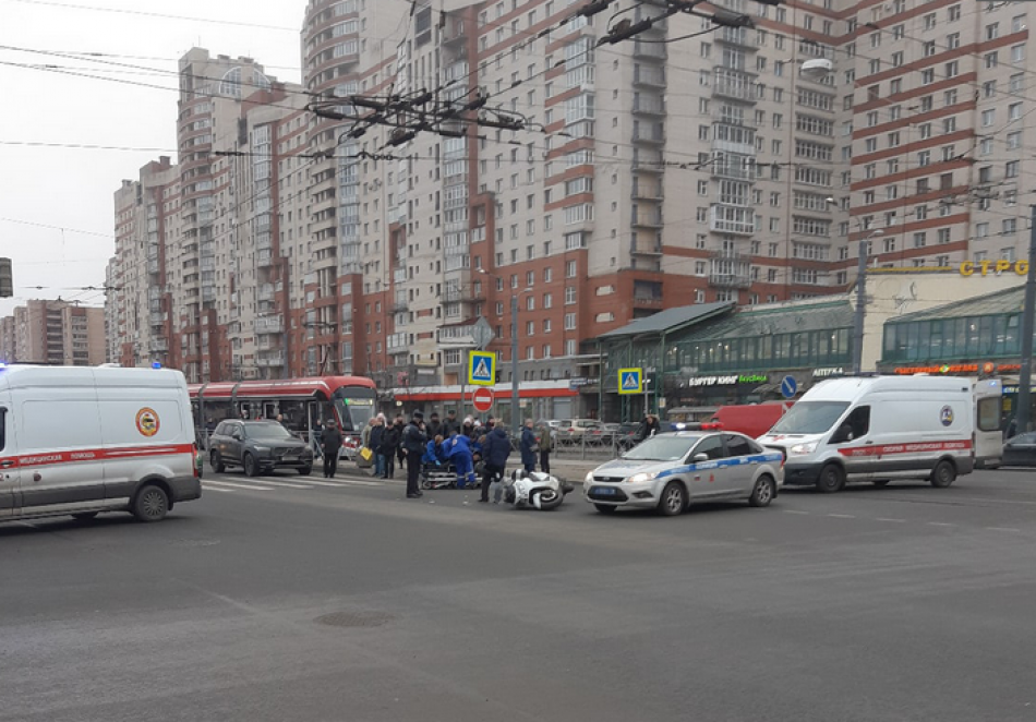 Пожилая женщина погибла под колесами скутера на «зебре» проспекта Просвещения