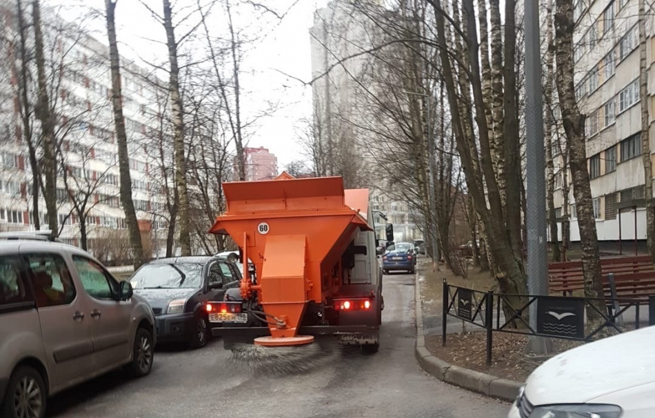 Петербуржцы заметили, как спецмашина посыпает один из дворов солью в +7