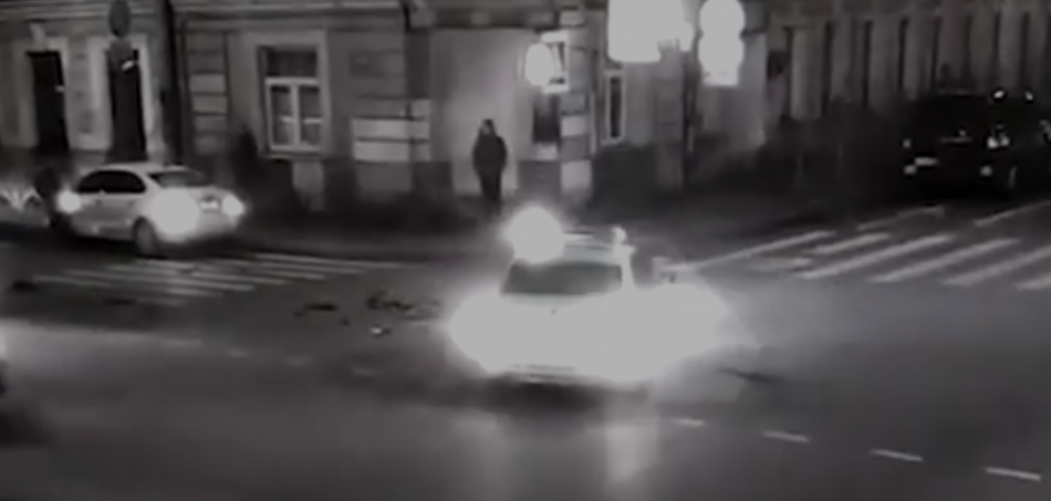 Полицейский попал в ДТП и на камеры наблюдения в Петроградском районе