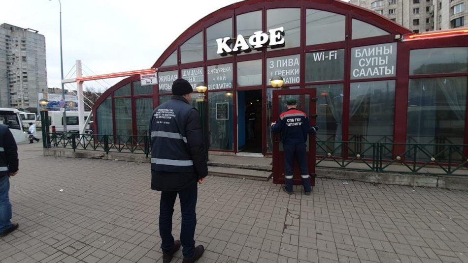 Незаконное кафе демонтируют у станции метро «Приморская»