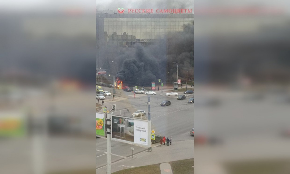 Пожар у станции метро «Ладожская» уничтожил «Газель»