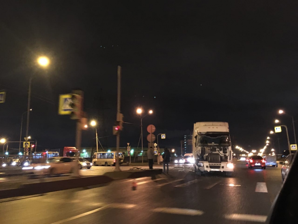Во Фрунзенском районе Петербурга маршрутка столкнулась с грузовиком