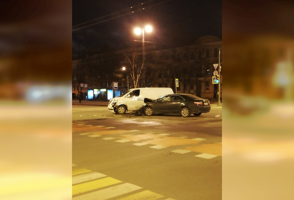 Две машины понесли серьезный ущерб в результате столкновения на Васильевском острове