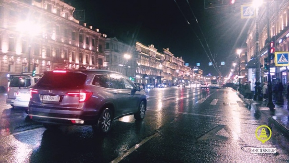 Пожилой мужчина угодил под машину на Невском проспекте