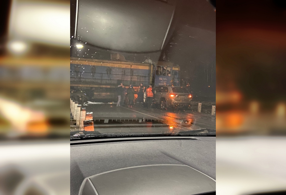 Внедорожник въехал в локомотив поезда на железнодорожном переезде в Заневке