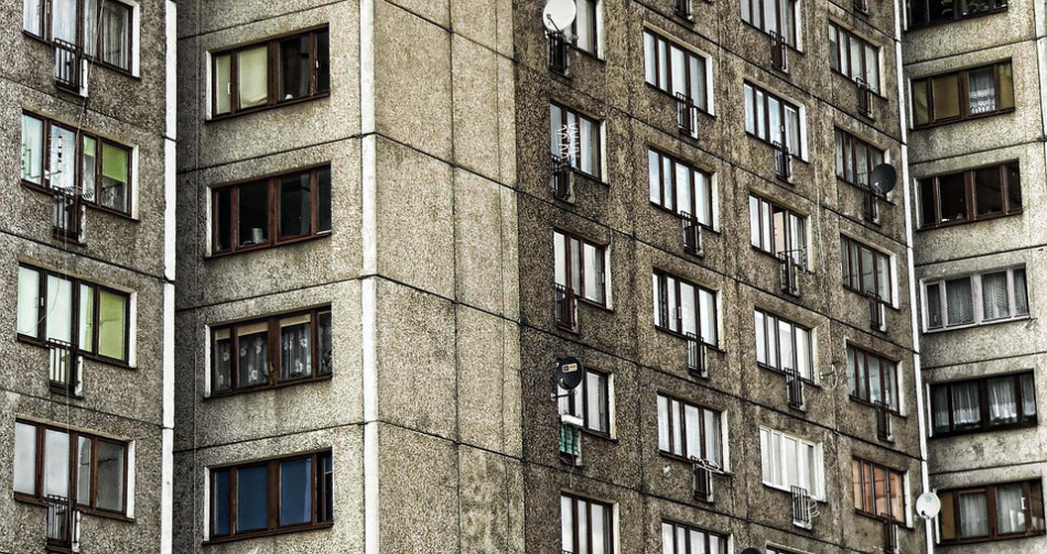 Трехлетний мальчик выжил после падения из окна на севере Петербурга