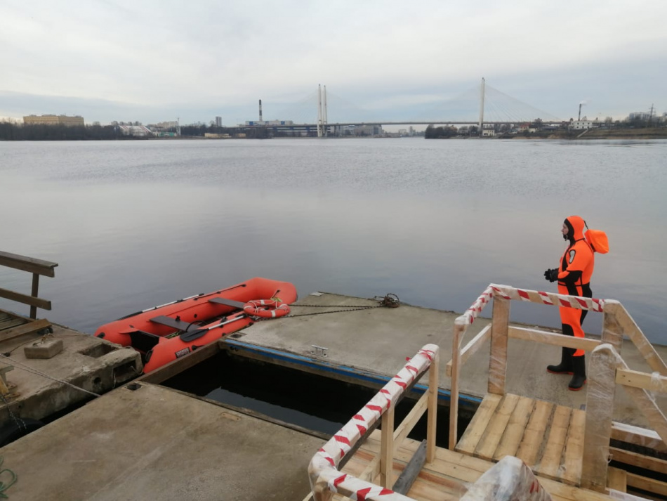 В Кронштадте первые православные христиане окунулись в крещенскую купель