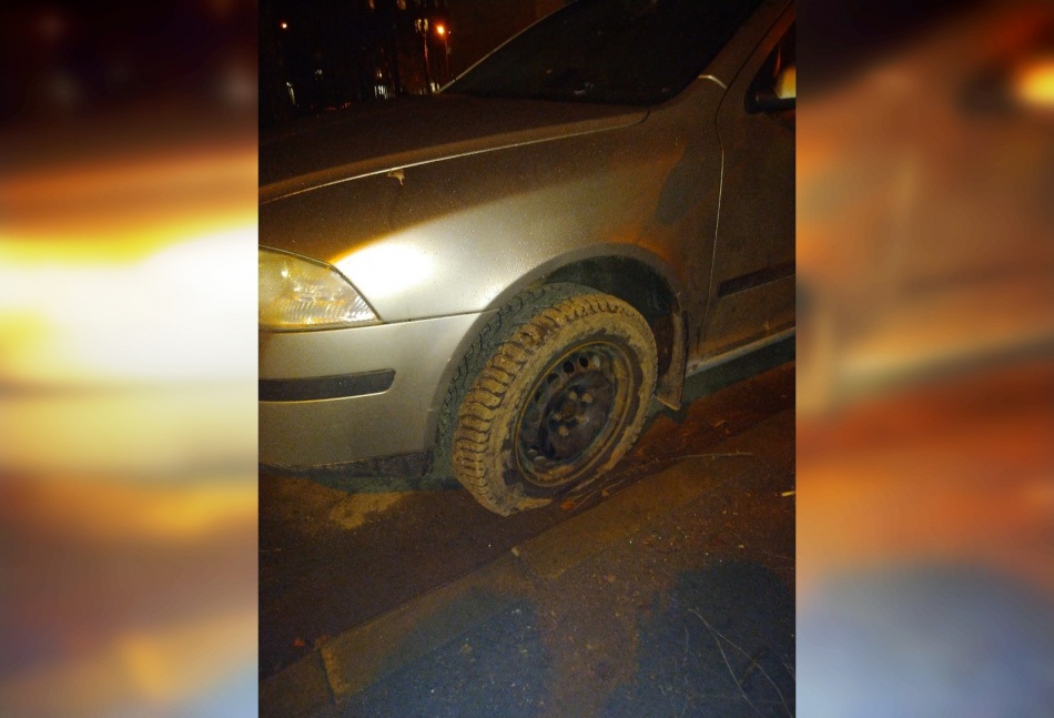 Неизвестные прокалывают шины у автомобилей на проспекте Художников