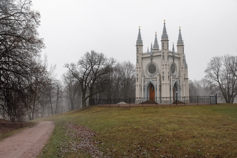 Парки Петергофа закрыли из-за штормового ветра