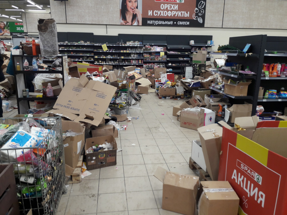 Последний работающий Spar распродает товар в антисанитарных условиях с огромными скидками