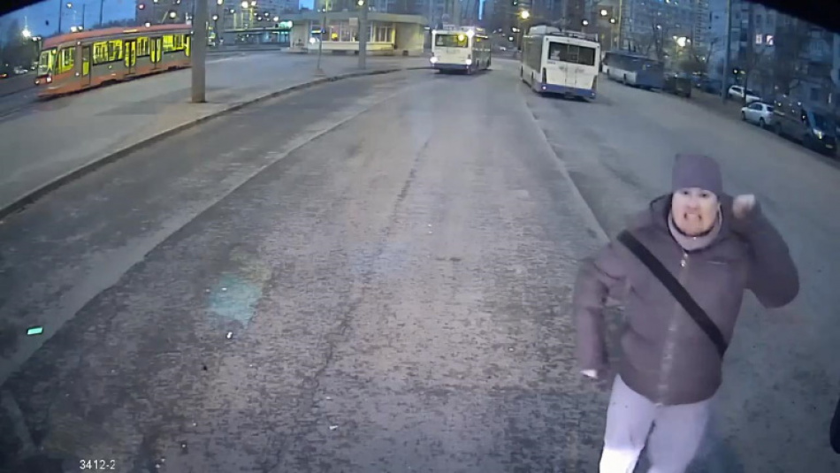 Нападение на кондуктора троллейбуса на Кораблестроителей попало на видео