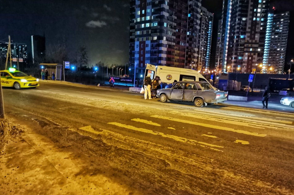 Мужчина и девушка попали под колеса автомобиля на «зебре» в Невском районе