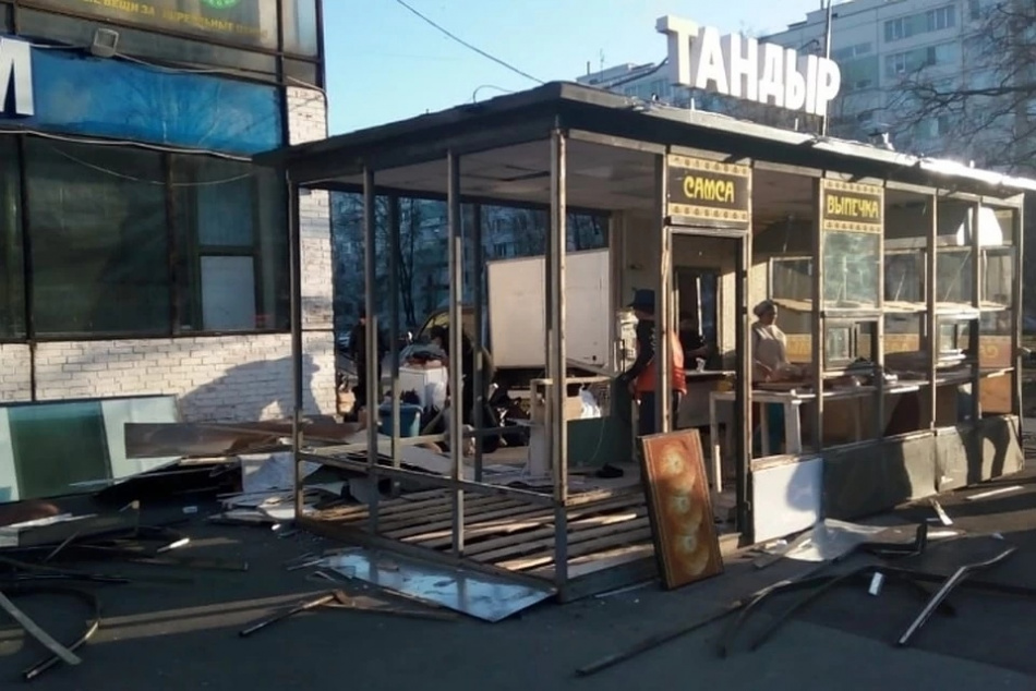 Пять нелегальных павильонов с выпечкой и цветами ликвидированы в Петербурге