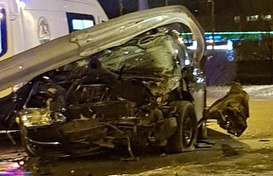 Автомобиль врезался в отбойник на Белградской улице