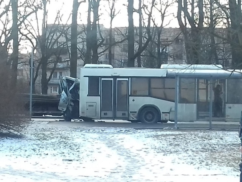 Грузовик смяло об автобус на остановке в Пушкине