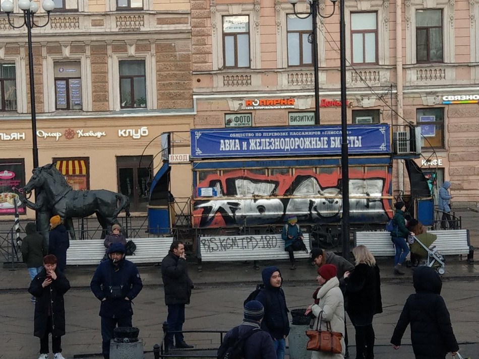 Неизвестные раскрасили памятник конке на Васильевском острове