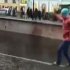 Петербургский экстремал развлек горожан, пройдя по канату над каналом Грибоедова Петербургский экстремал развлек горожан, пройдя по канату над каналом Грибоедова